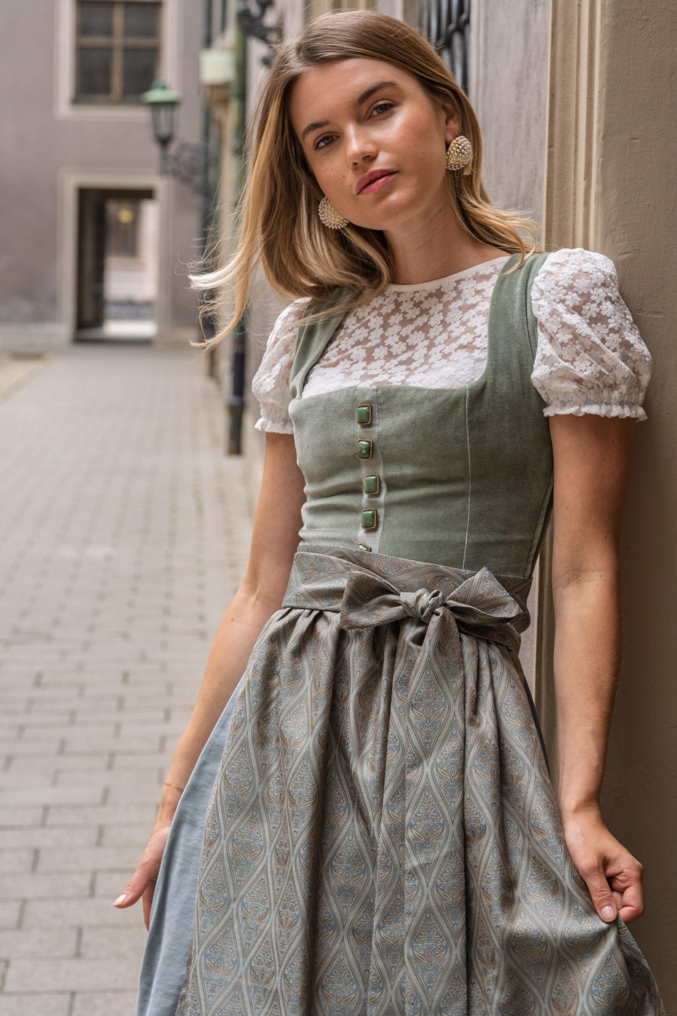 DIRNDLBLUSE STRETCH FLOWER MESH PUFFÄRMEL OFFWHITE - JAN&INA Trachten