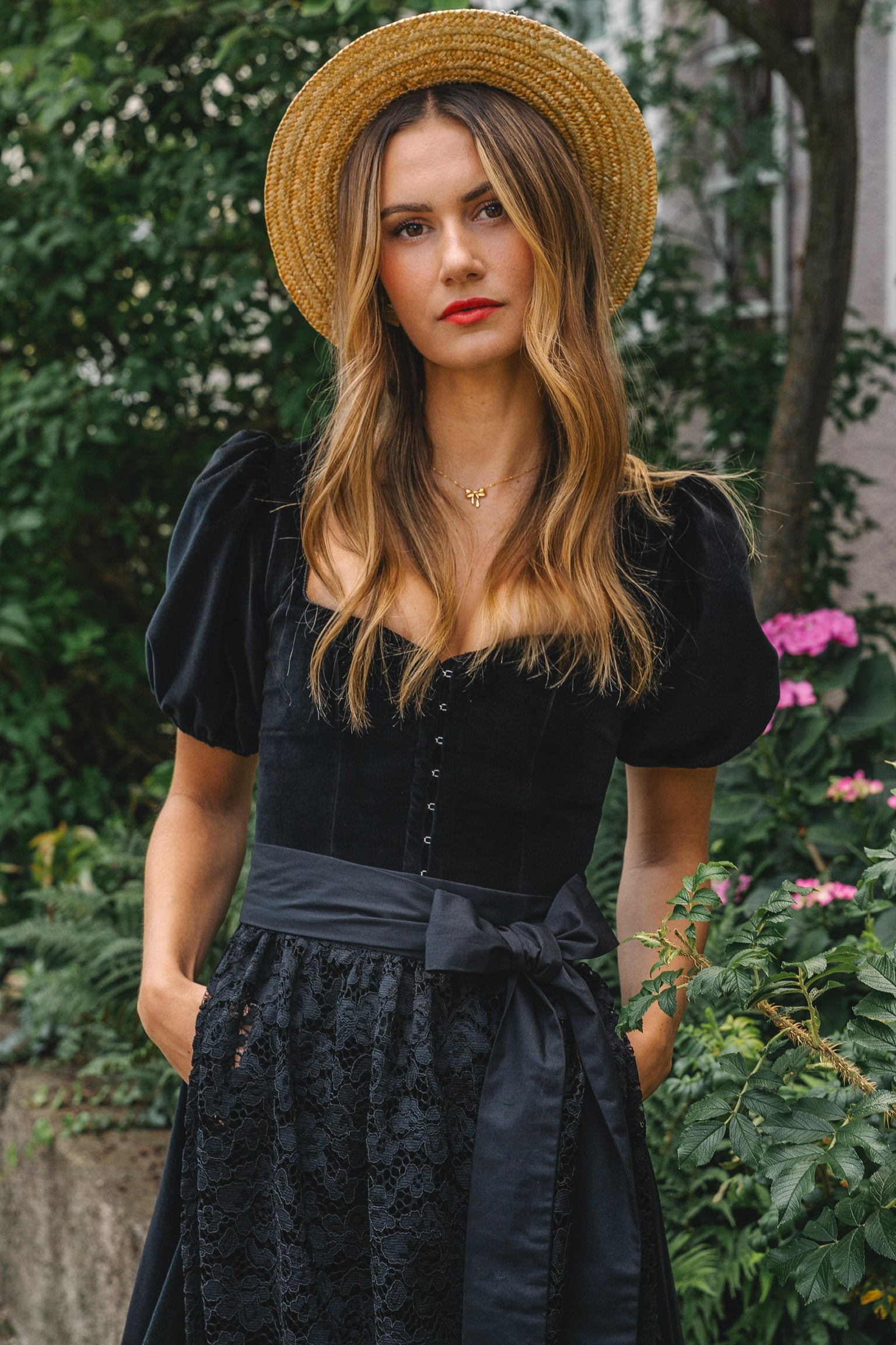 SAMT DIRNDL BLACK VELVET EDITION FOLKLORE SCHWARZ MIT 2 SCHÜRZEN