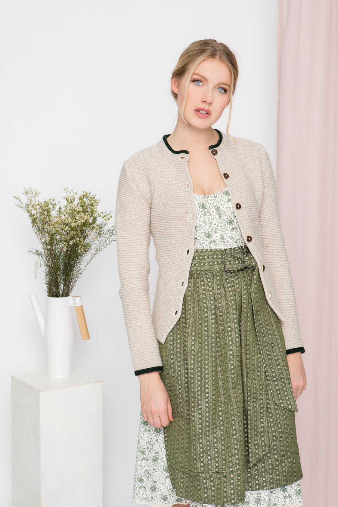 STRICKJACKE HEIDI MIT STEHKRAGEN BEIGE/TANNENGRÜN - JAN&INA Trachten