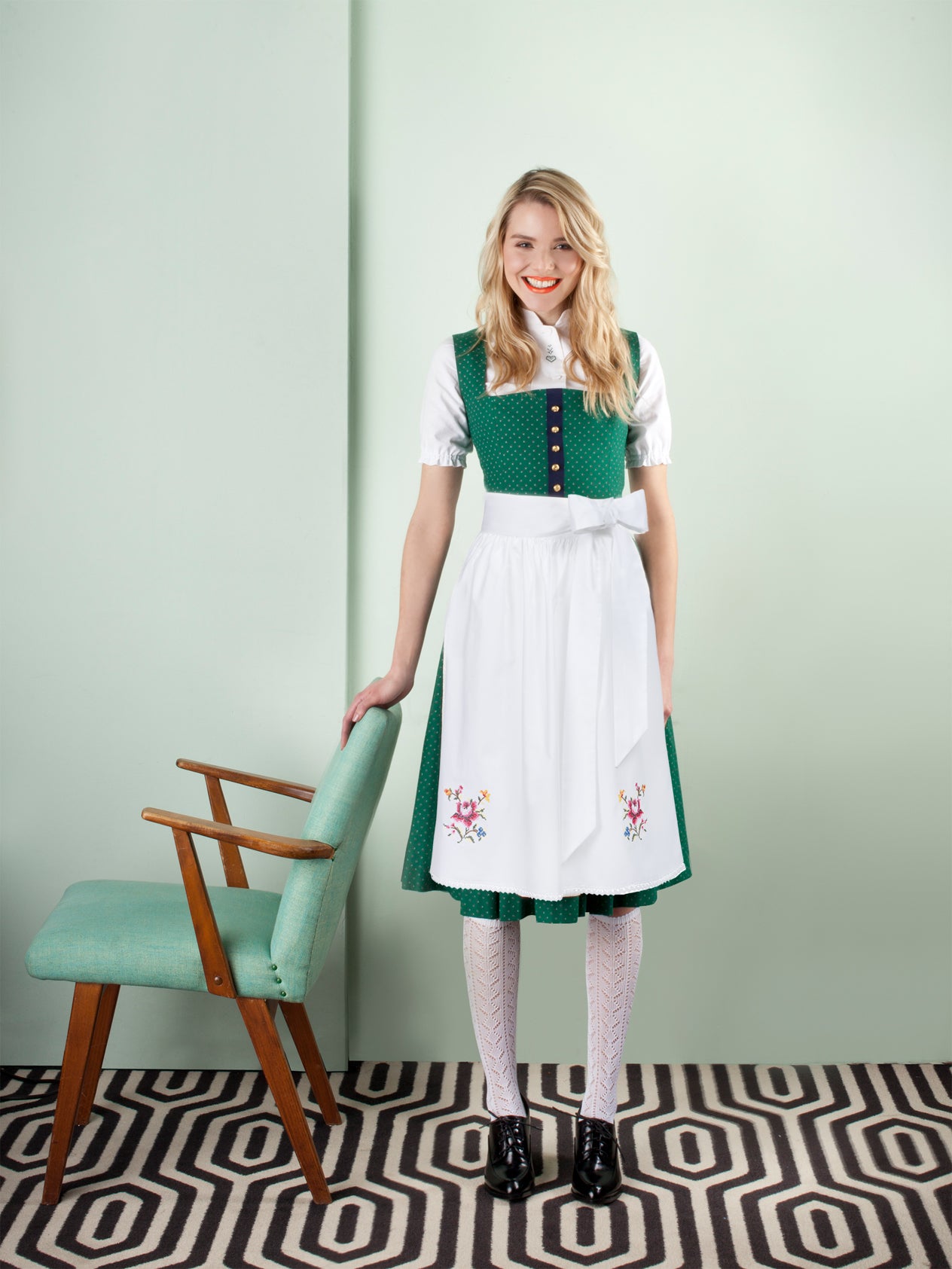 SCHÜRZE MIT FOLKLORESTICKEREI WEISS