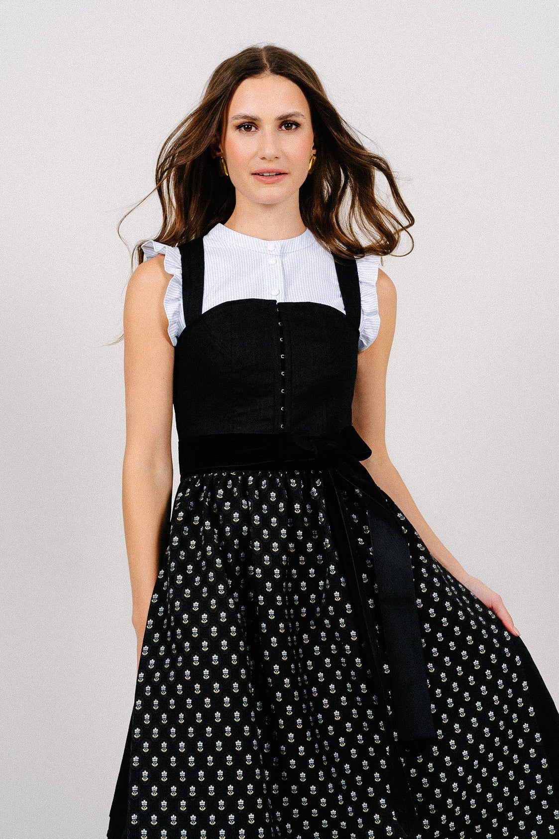 DIRNDLBLUSE STEHKRAGEN MÜNCHENER STREIFEN HELLBLAU - JAN&INA Trachten