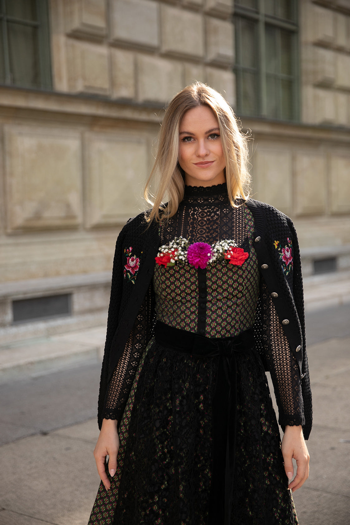 JACQUARD WIESNDIRNDL 2022 SCHWARZ/ FUCHSIA/ ROT