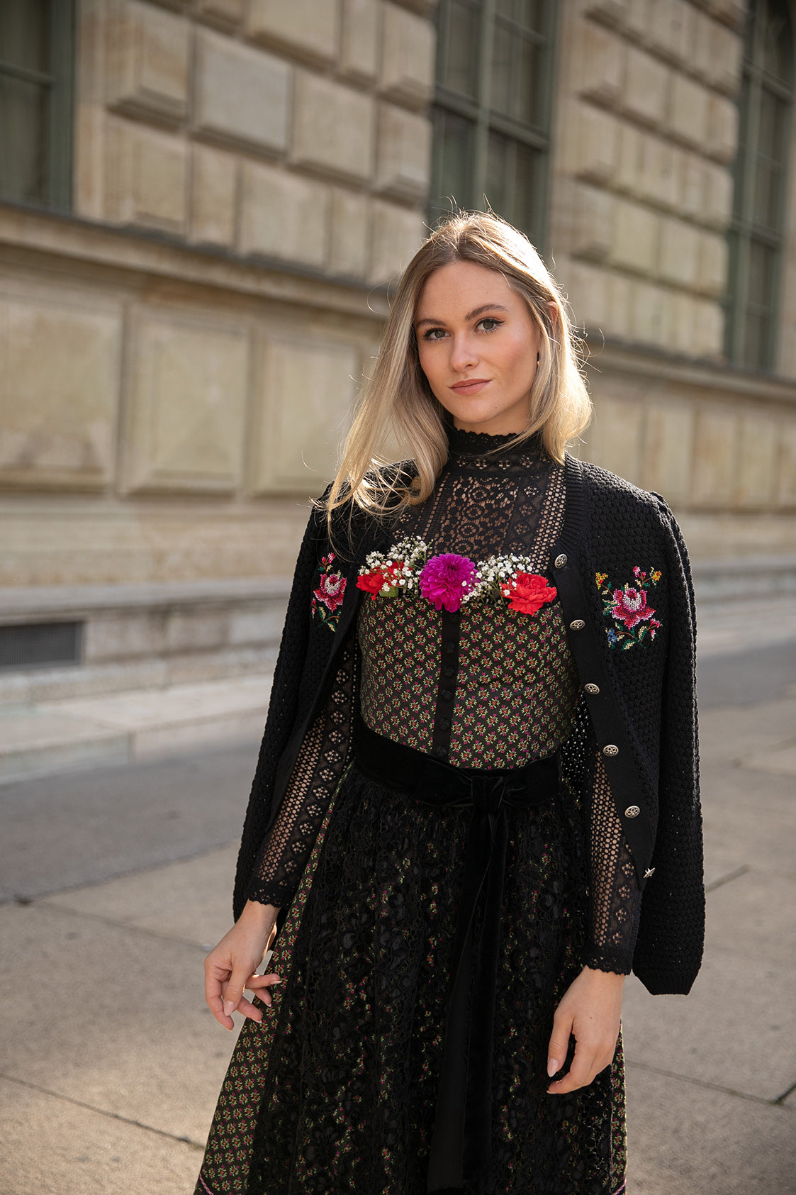 JACQUARD WIESNDIRNDL 2022 SCHWARZ/ FUCHSIA/ ROT