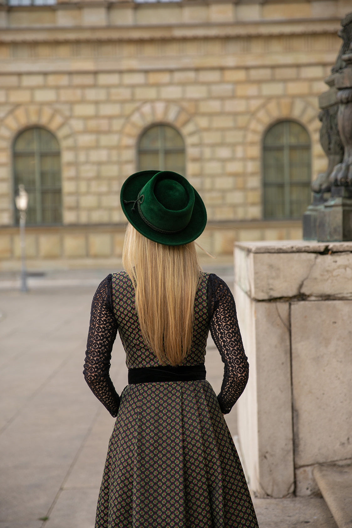 JACQUARD WIESNDIRNDL 2022 SCHWARZ/ FUCHSIA/ ROT