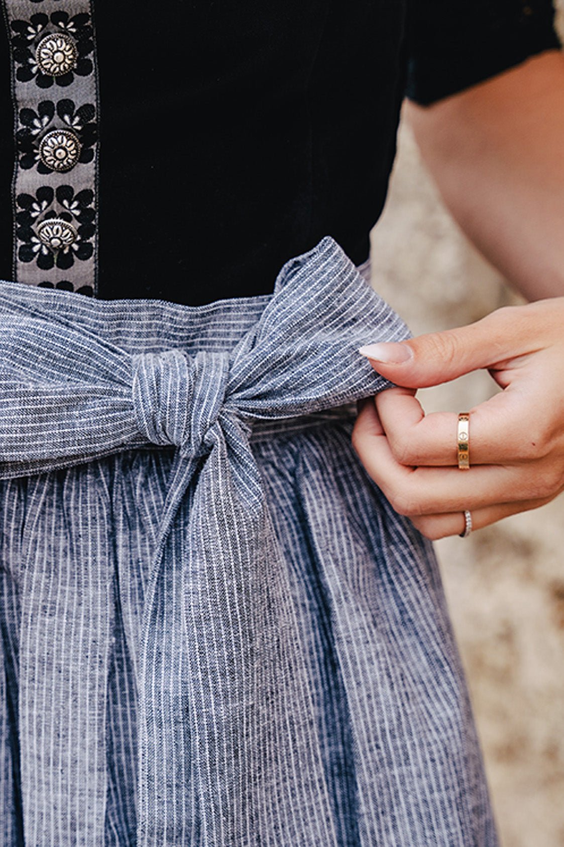SAMT - JACQUARD DIRNDL SCHWARZ/ BETON - JAN&INA Trachten