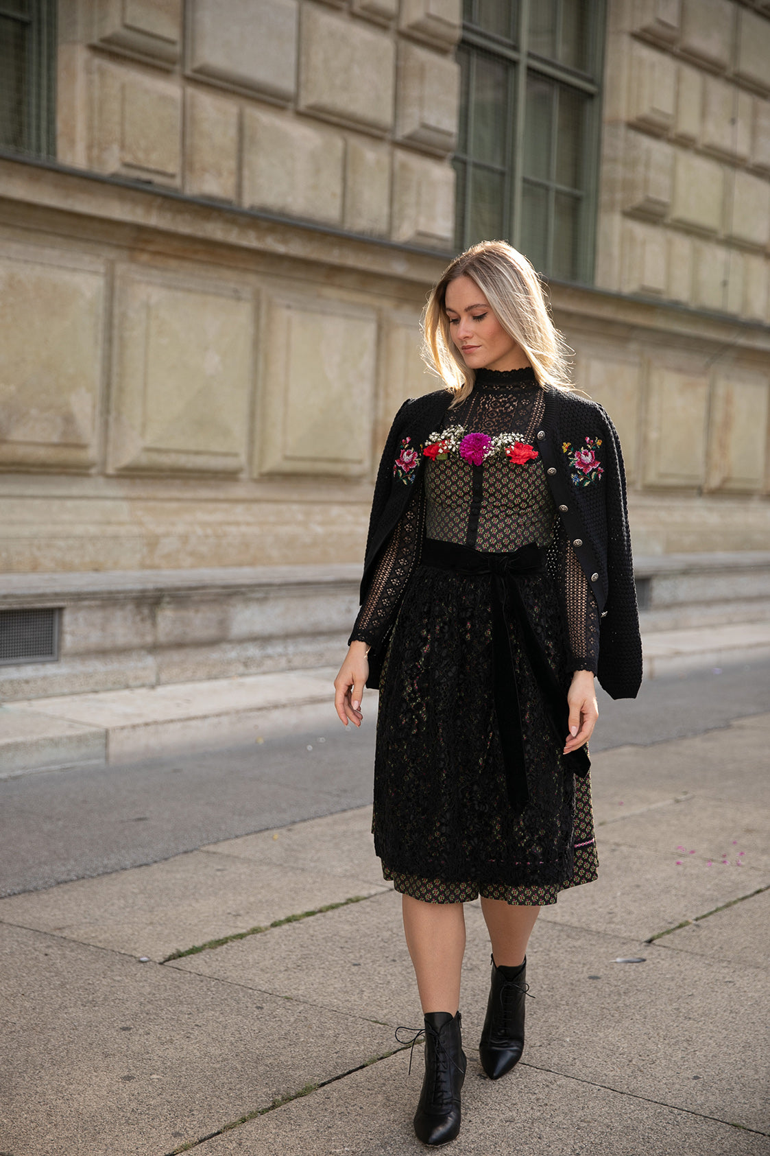 JACQUARD WIESNDIRNDL 2022 SCHWARZ/ FUCHSIA/ ROT