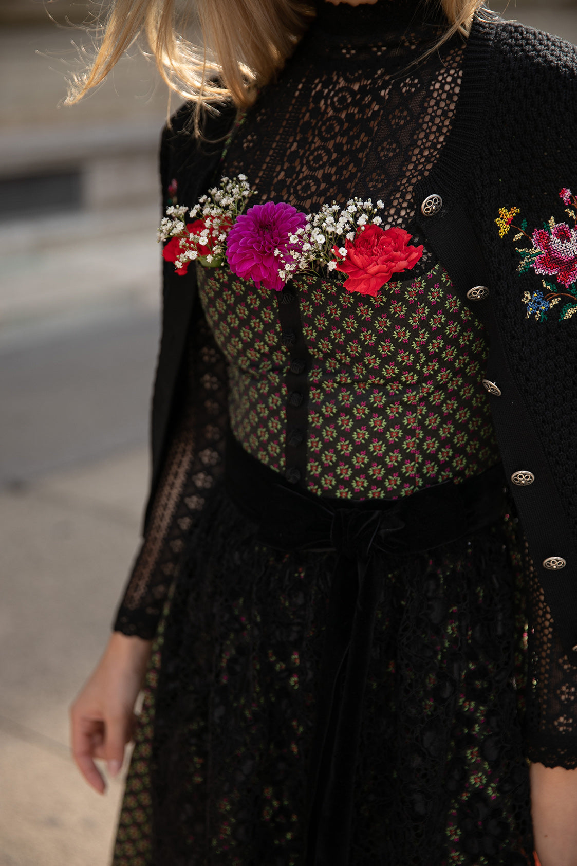 JACQUARD WIESNDIRNDL 2022 SCHWARZ/ FUCHSIA/ ROT