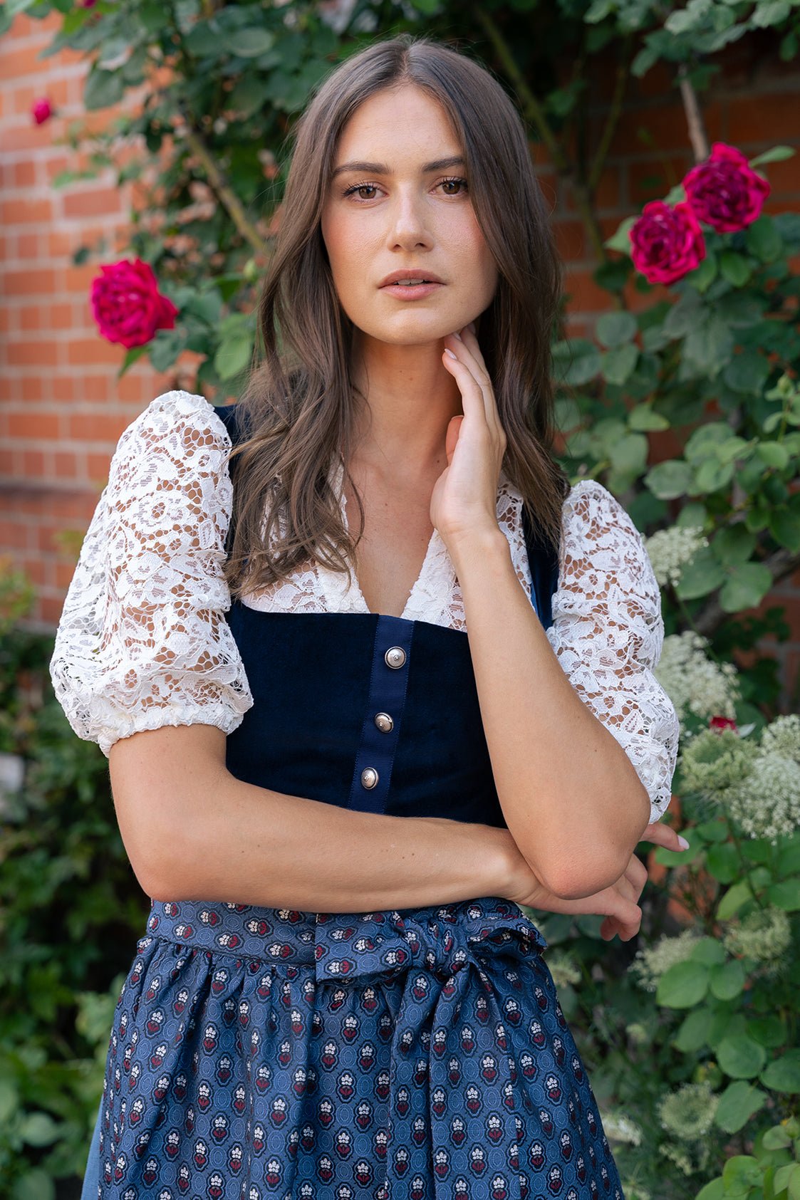 DIRNDLBLUSE PUFFÄRMEL FLOWER LACE SCHWARZ - JAN&INA Trachten