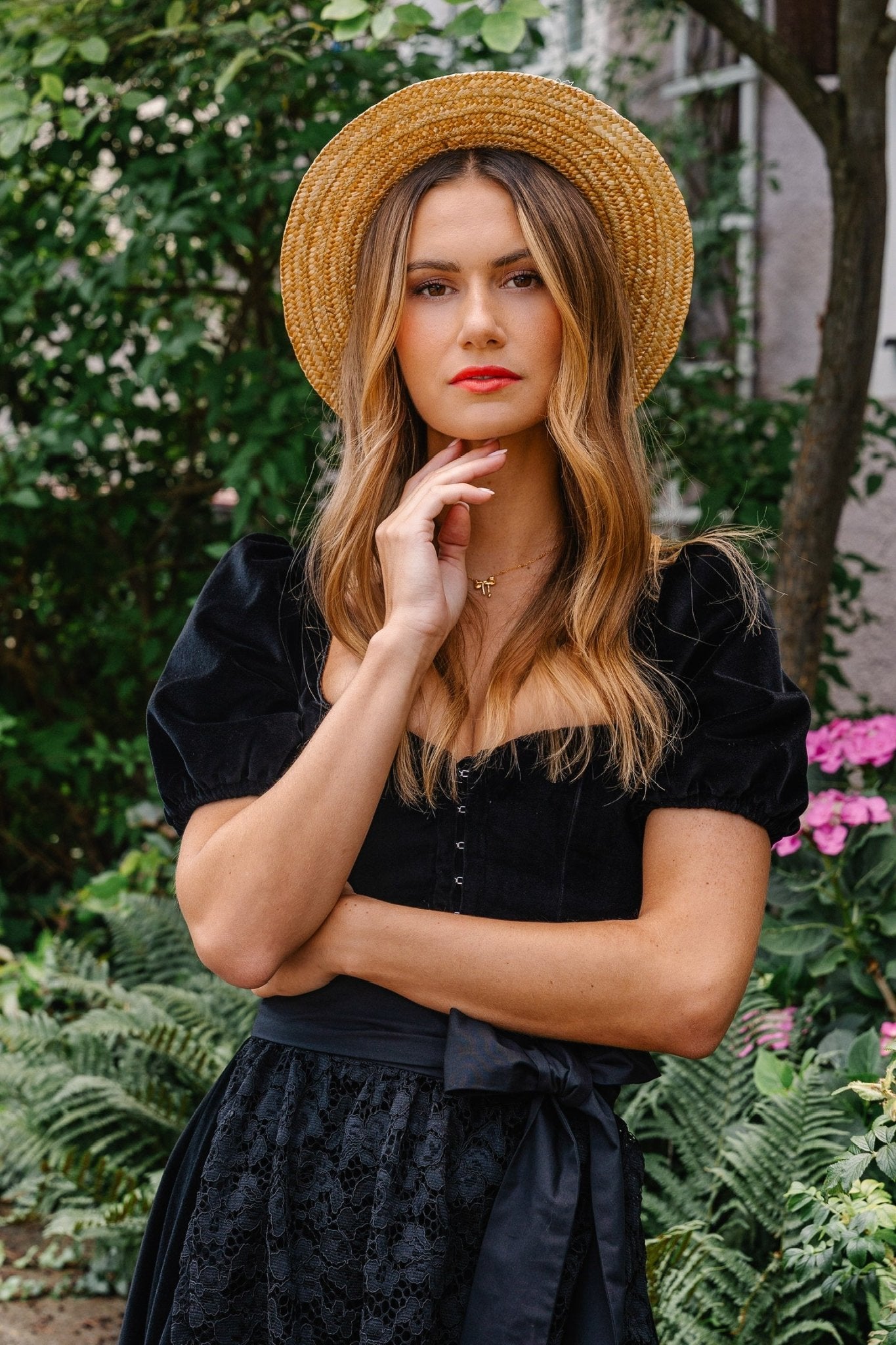 SAMT DIRNDL BLACK VELVET EDITION FOLKLORE SCHWARZ MIT 2 SCHÜRZEN - JAN&INA Trachten