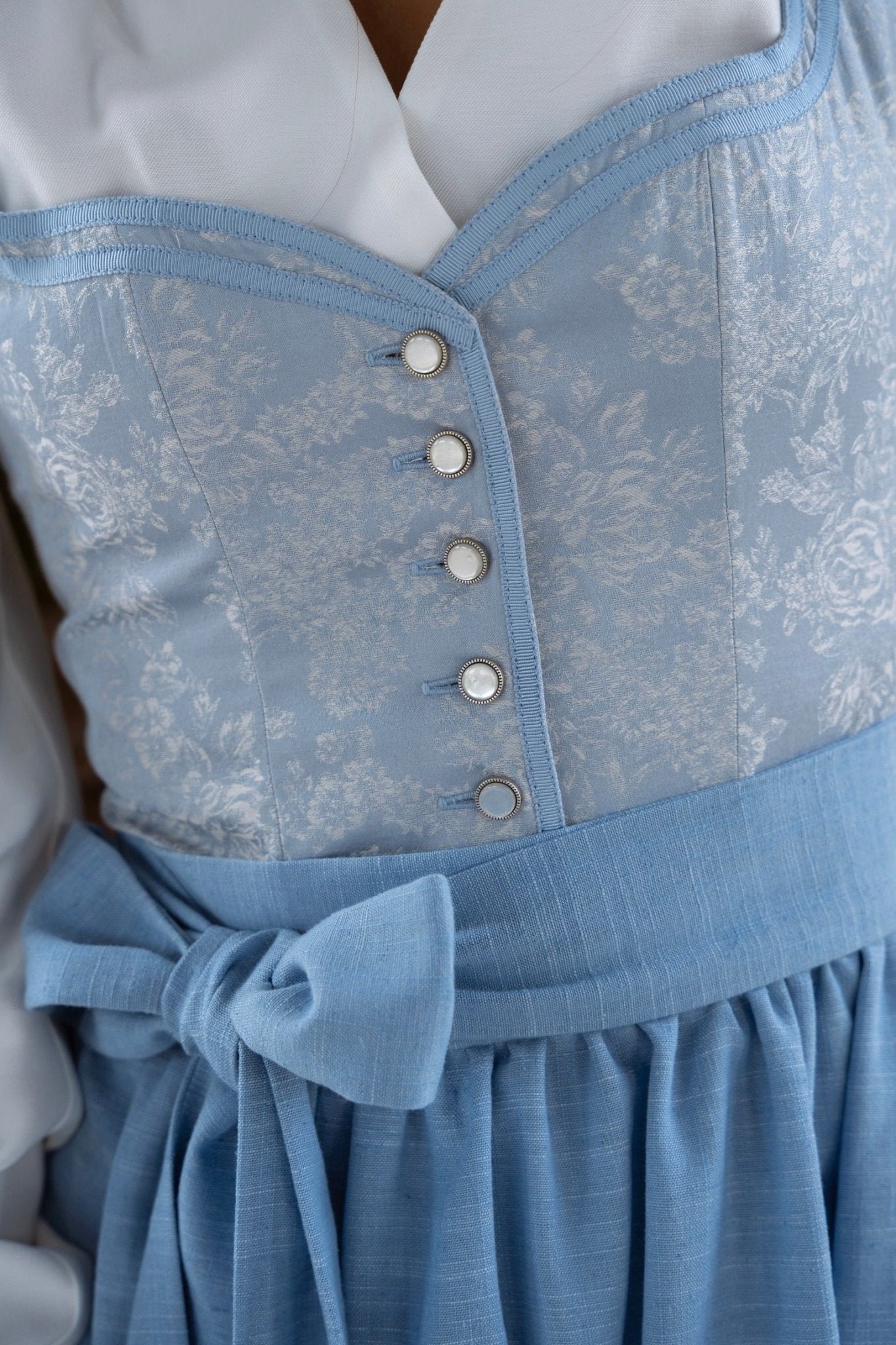 JACQUARD HOCHZEITSDIRNDL MONOCHROME FLOWERS EISBLAU - JAN&INA Trachten
