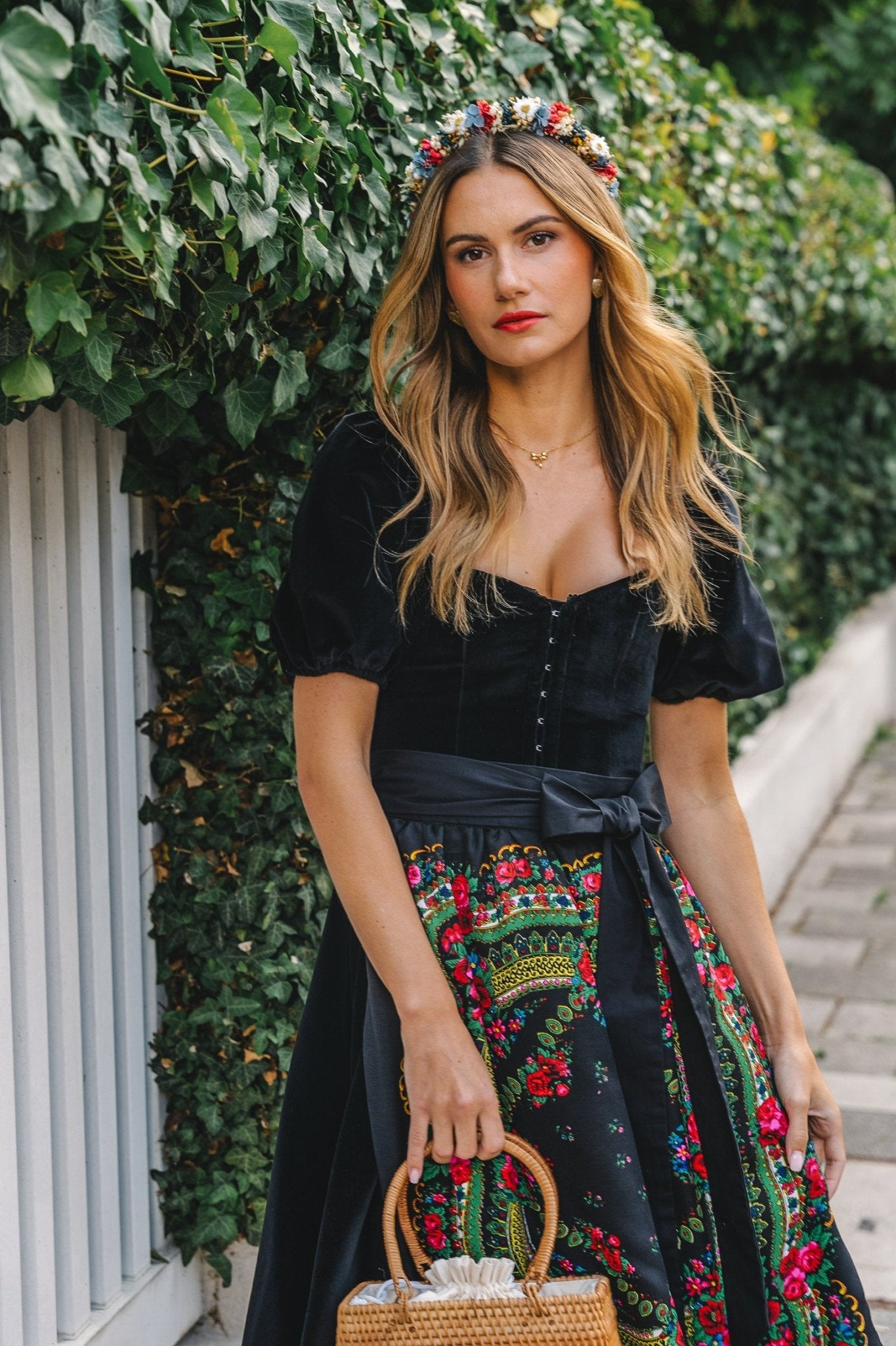 SAMT DIRNDL BLACK VELVET EDITION FOLKLORE SCHWARZ MIT 2 SCHÜRZEN - JAN&INA Trachten