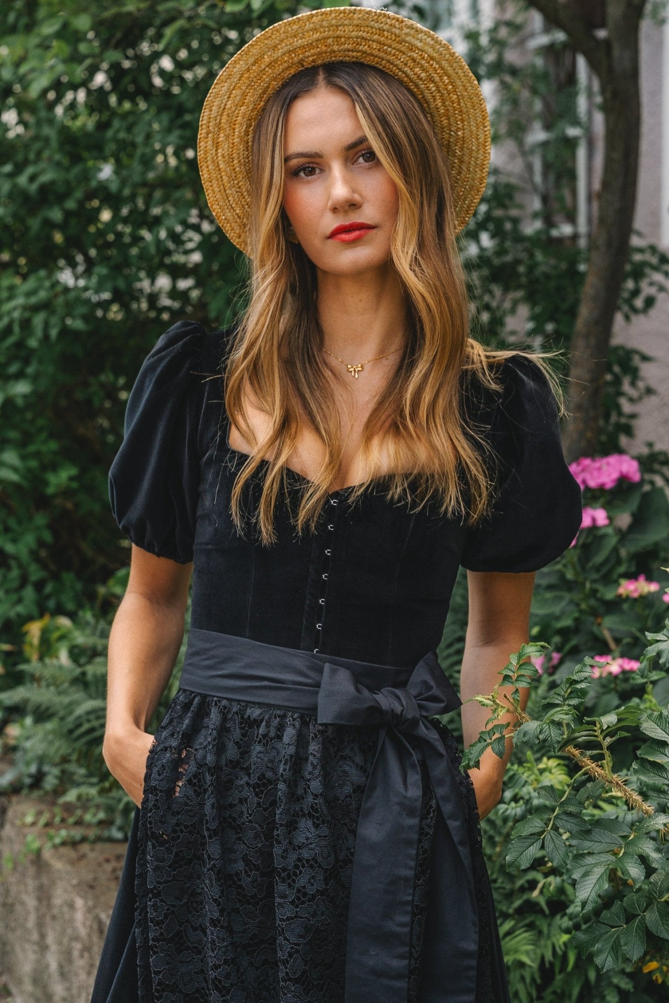 SAMT DIRNDL BLACK VELVET EDITION FOLKLORE SCHWARZ MIT 2 SCHÜRZEN - JAN&INA Trachten