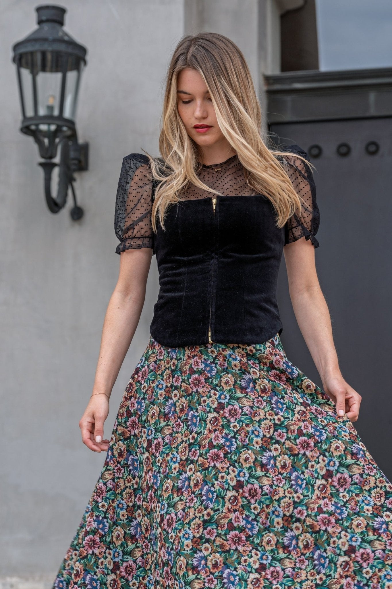 DIRNDLBLUSE TÜLL POLKA DOTS PUFFÄRMEL SCHWARZ - JAN&INA Trachten