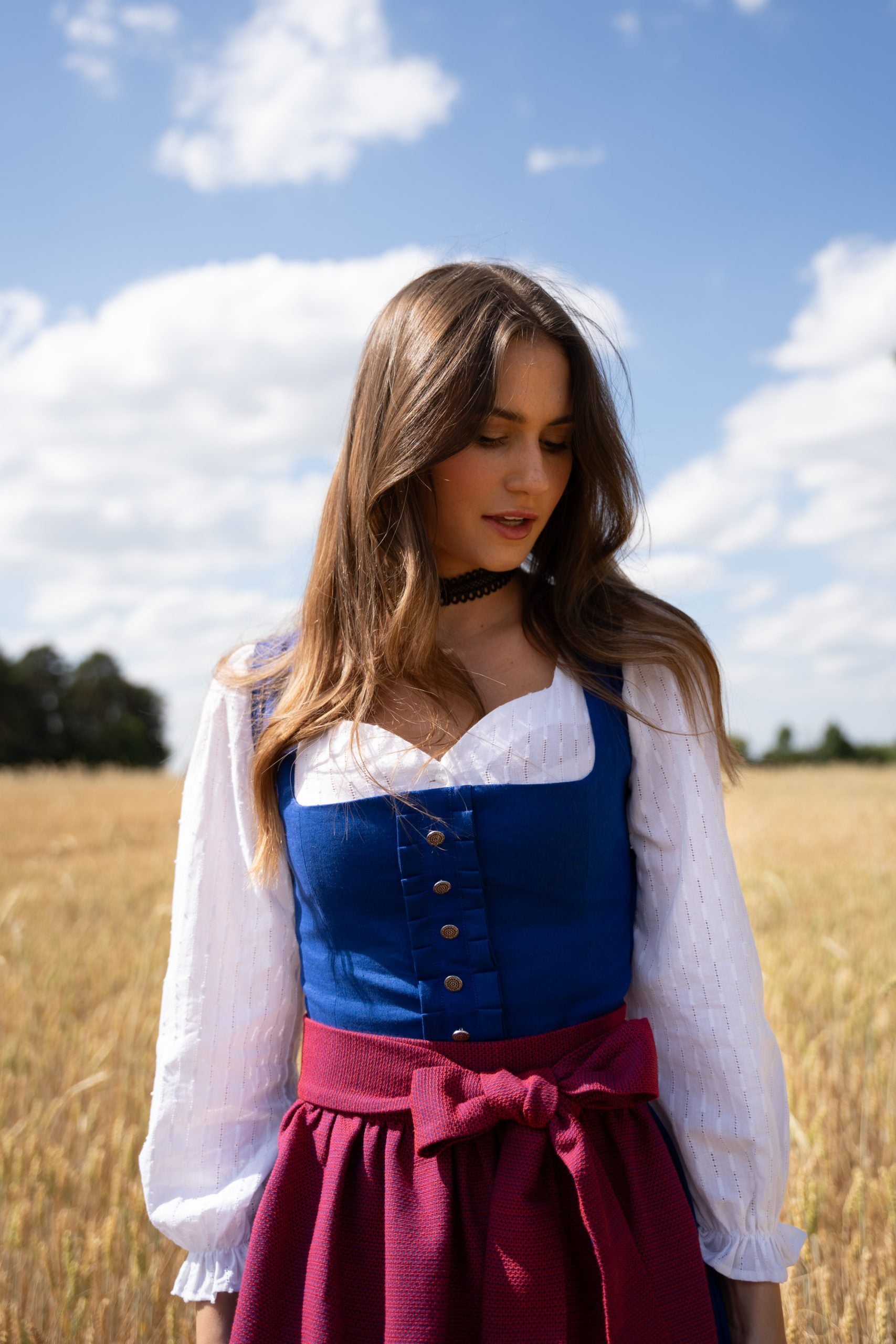 LEINEN WIESNDIRNDL 2023 TEGERNSEE TRADITION ENZIAN/ ROT