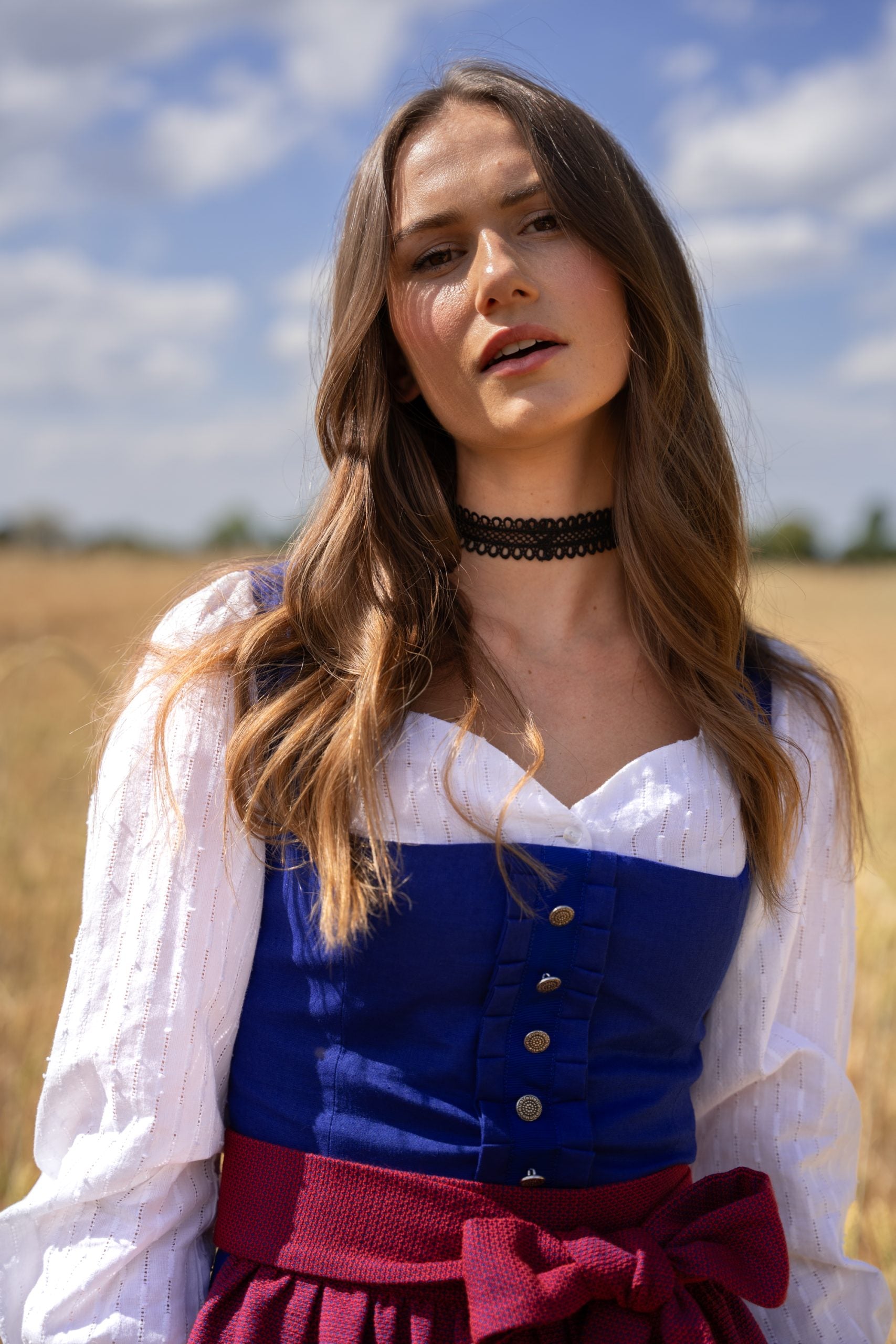 LEINEN WIESNDIRNDL 2023 TEGERNSEE TRADITION ENZIAN/ ROT