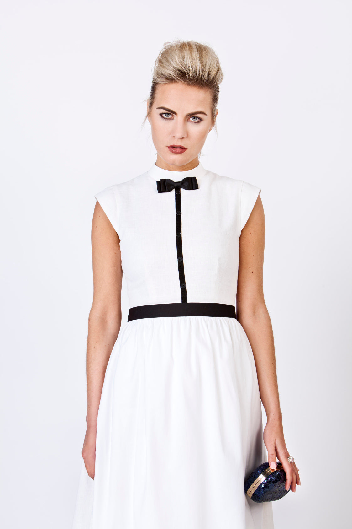 BRAUTDIRNDL LEINEN BLACK BOW