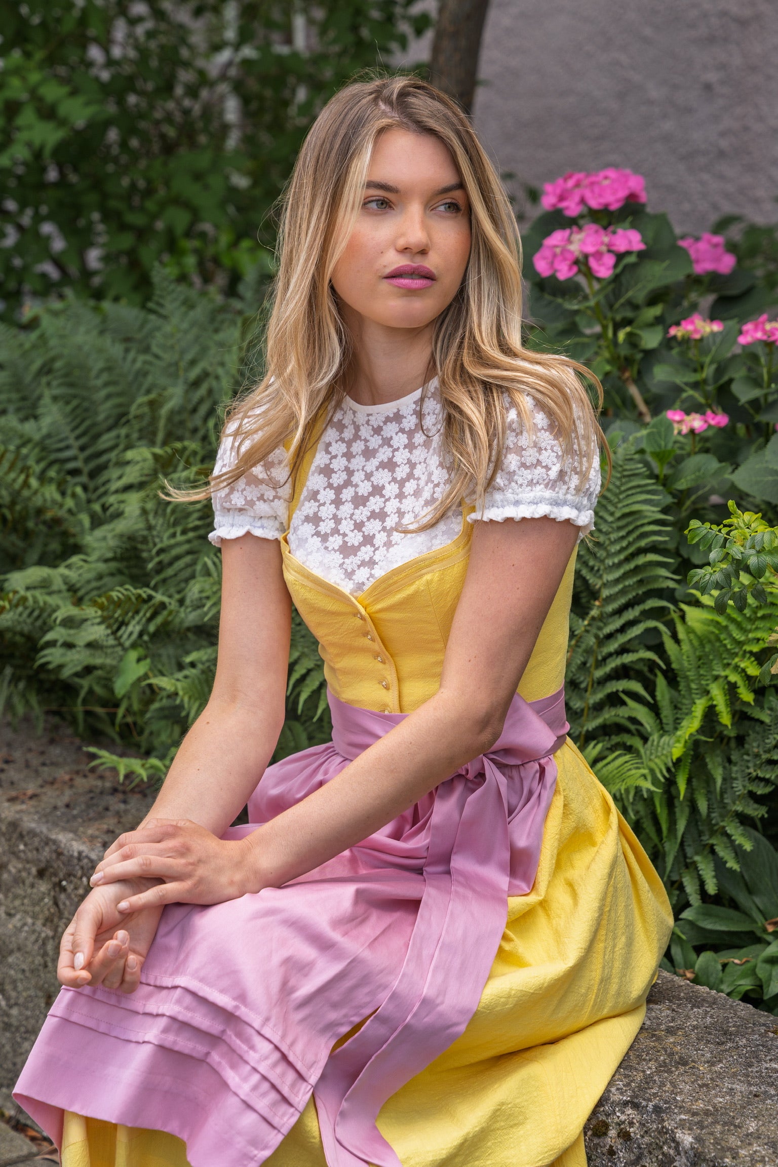LEINENDIRNDL MONOCHROME LOVE GELB/ SORBETROSA