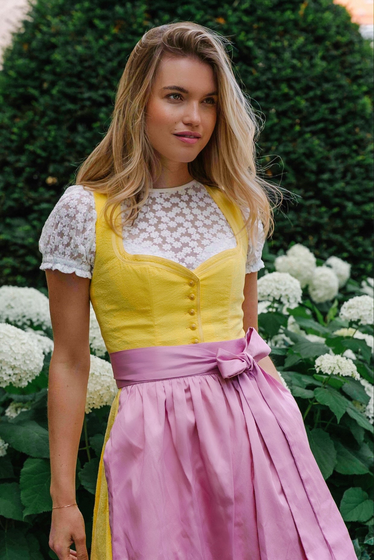 LEINENDIRNDL MONOCHROME LOVE GELB/ SORBETROSA