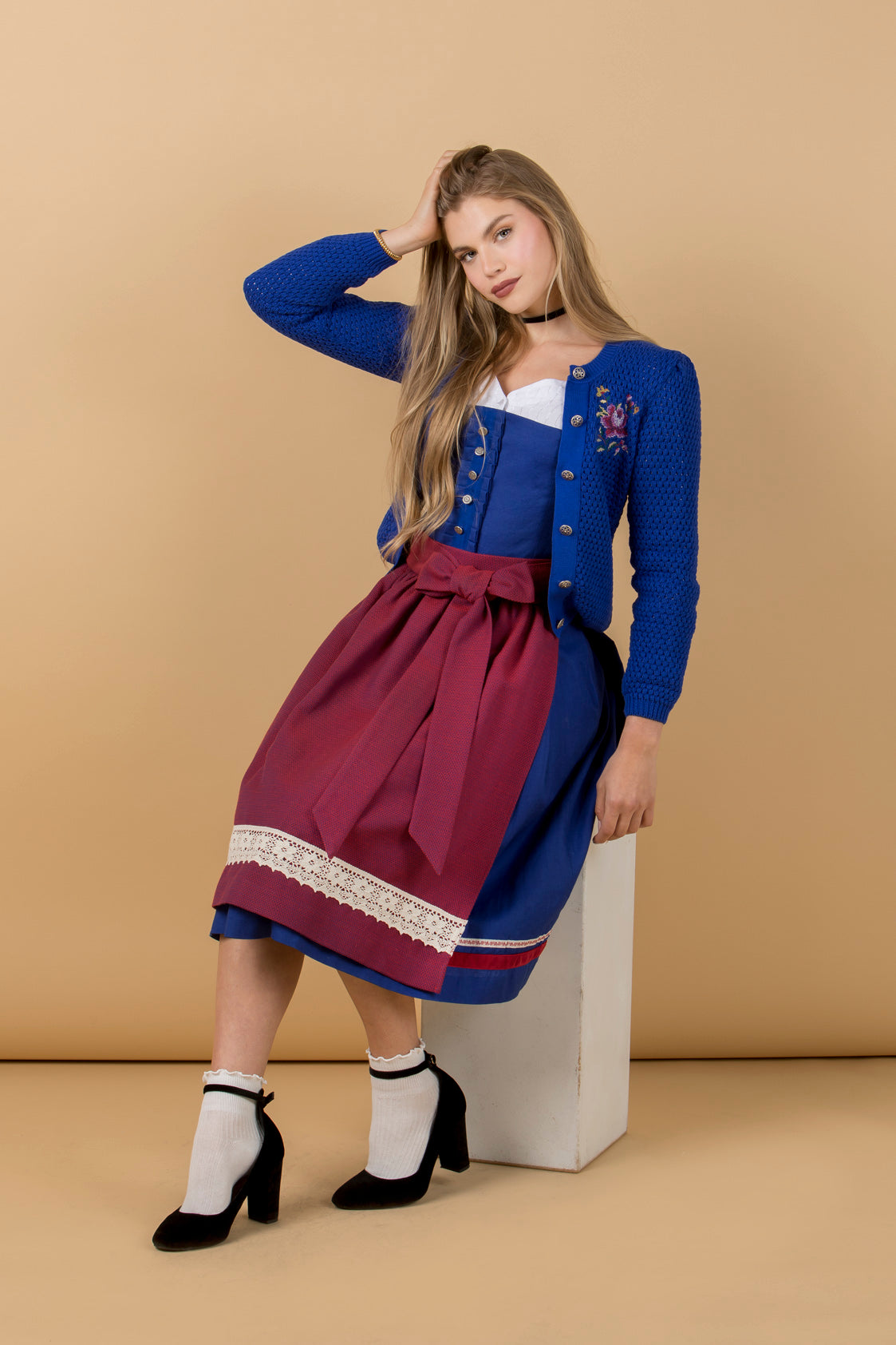 LEINEN WIESNDIRNDL 2023 TEGERNSEE TRADITION ENZIAN/ ROT