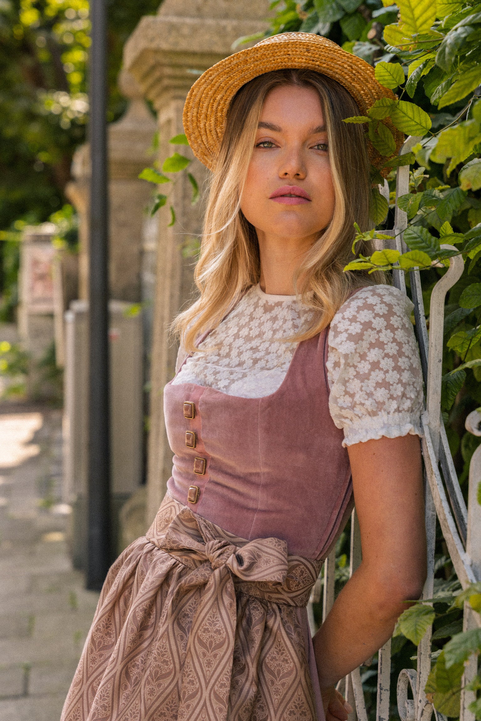 SAMT-JACQUARD DIRNDL PAISLEY BOUQUET ALTROSE